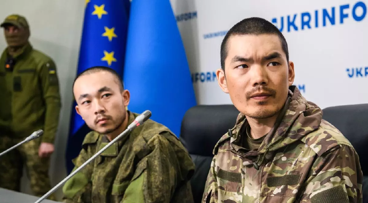 Cetățenii chinezi Zhang Renbo și Wang Guangjun, care participă la războiul împotriva Ucrainei de partea Rusiei și sunt luați prizonierii, răspund întrebărilor jurnaliștilor în Kiev, Ucraina, pe 14 aprilie 2025 .