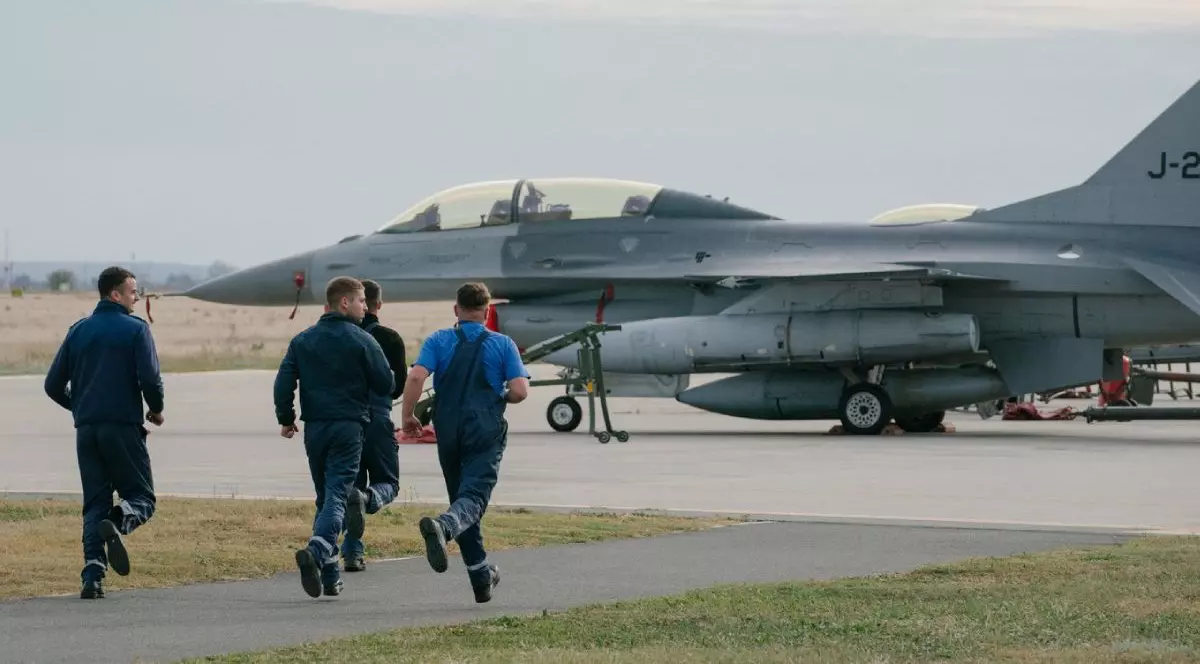 Grup de militari aleargp spre avion pe o pistă