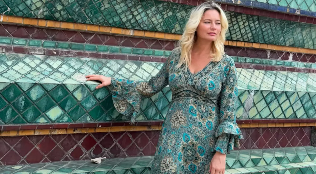 Laura Cosoi, în costum de baie pe plaja din Portugalia. Cum arată vedeta după cele patru nașteri. Fanii au fost surprinși