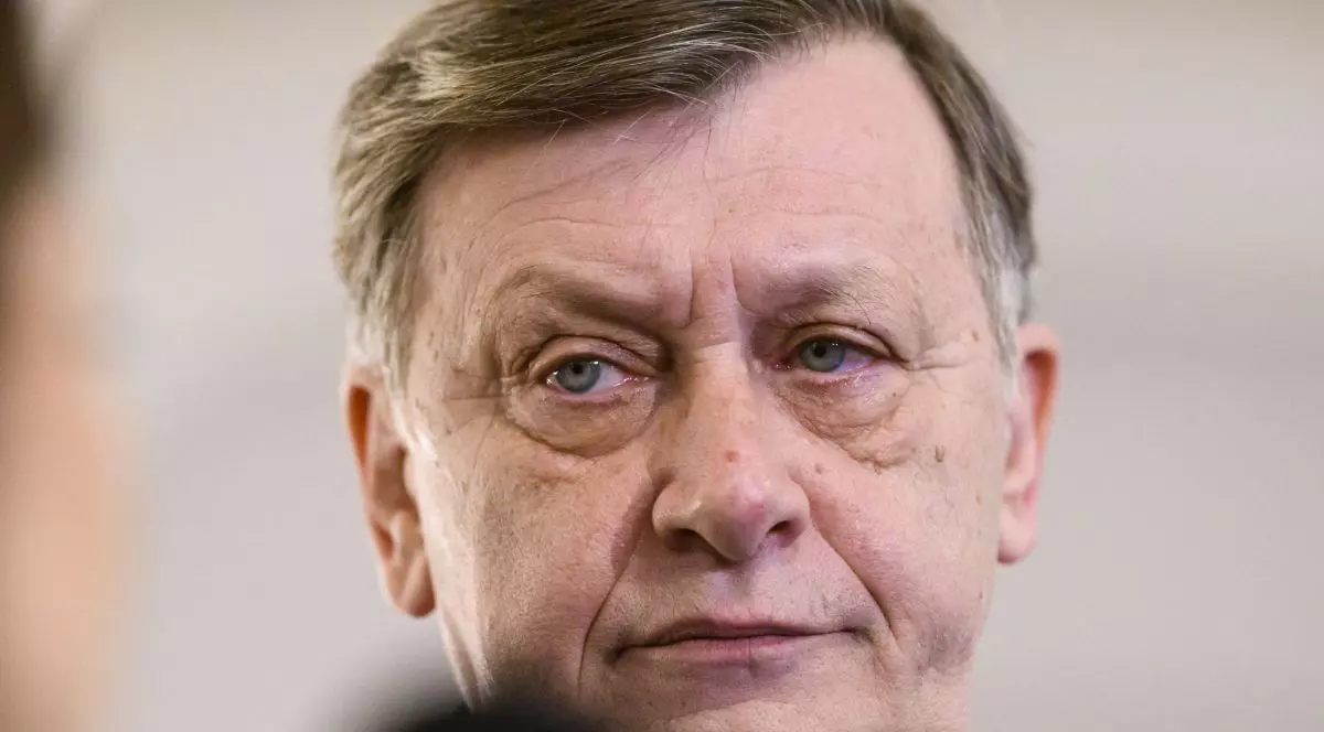 Prim plan cu Crin Antonescu, candidatul coaliției de guvernare la alegerile prezidențiale din 4 mai 2025