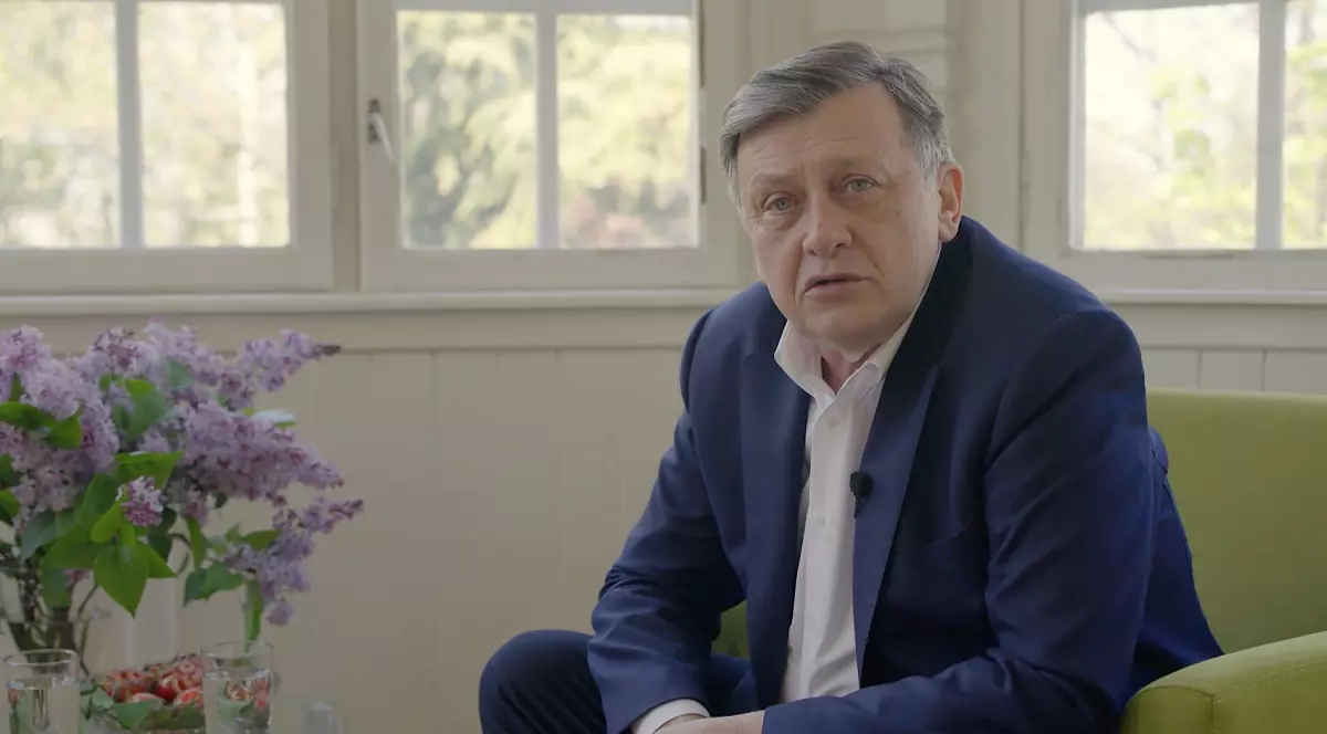 Crin Antonescu, candidat la alegerile prezidențiale 2025, vorbește în timpul unui interviu acordat pentru Libertatea. Este îmbrăcat cu un sacou bleumarin și o cămașă albă.