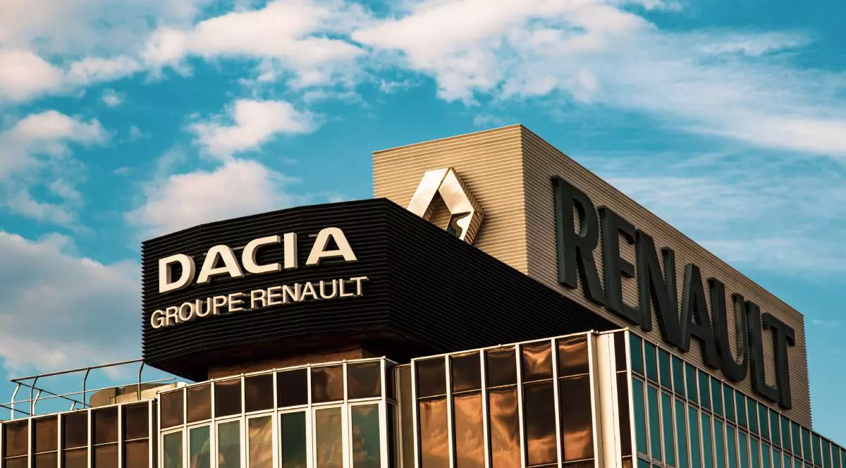 Clădire pe care sunt afișate logo-urile și denumirile companiilor Dacia și Renault. În partea stângă se află sigla DACIA, sub care este scris „GROUPE RENAULT”