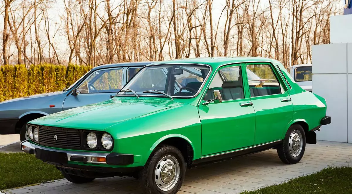 mașina Dacia model 1310 culoare verde metalic