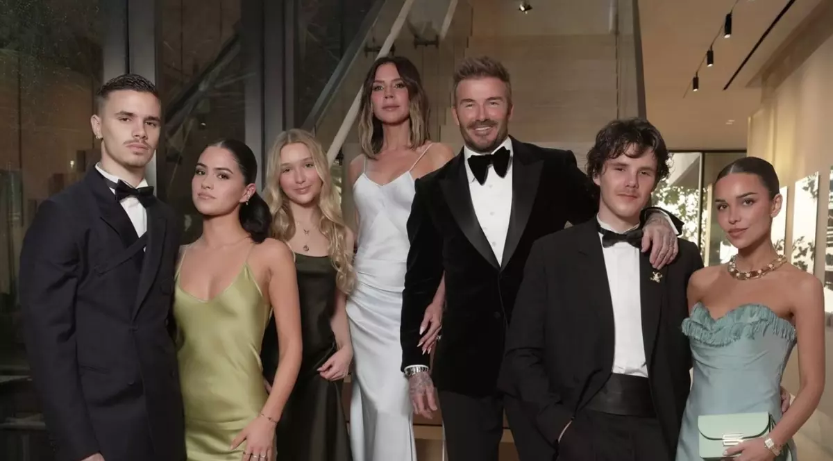David Beckham, soția Victoria, fiica lor, băieții lor și iubitele lor