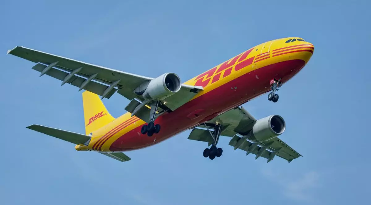 DHL Express Airbus a300F D-AEAM aterizează pe aeroportul Londra-Heathrow LHR