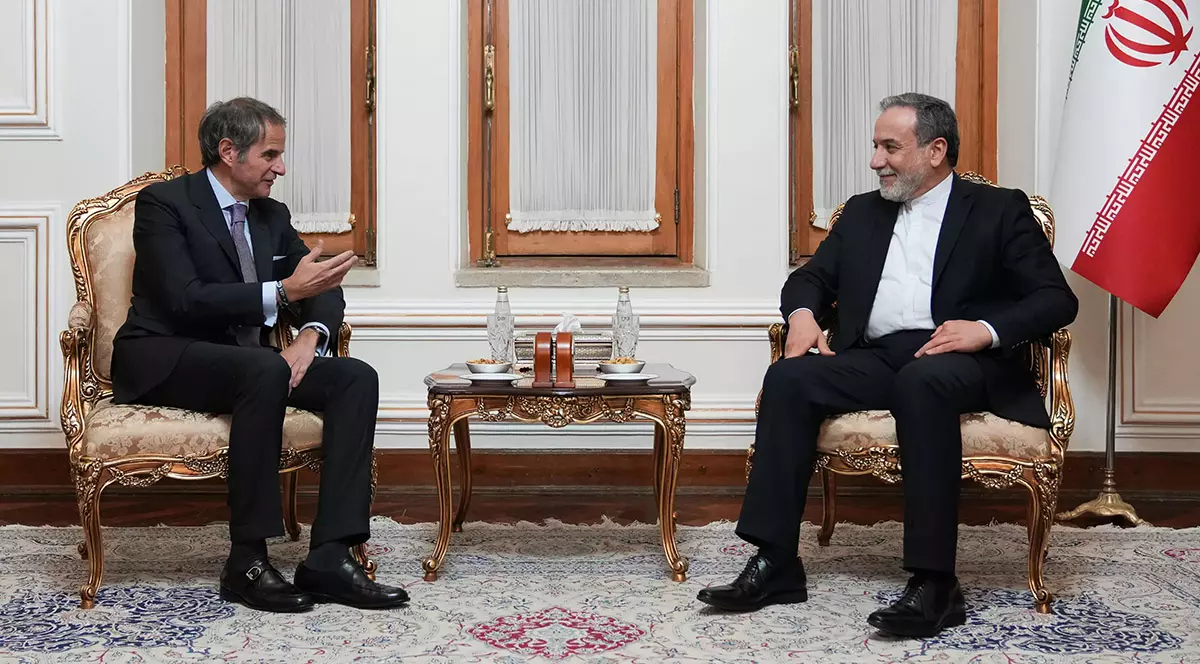 17 aprilie 2025, Iran, Teheran: Directorul general al Agenției Internaționale pentru Energie Atomică (AIEA) Rafael Grossi (L) se întâlnește cu ministrul iranian de externe Abbas Araghchi.