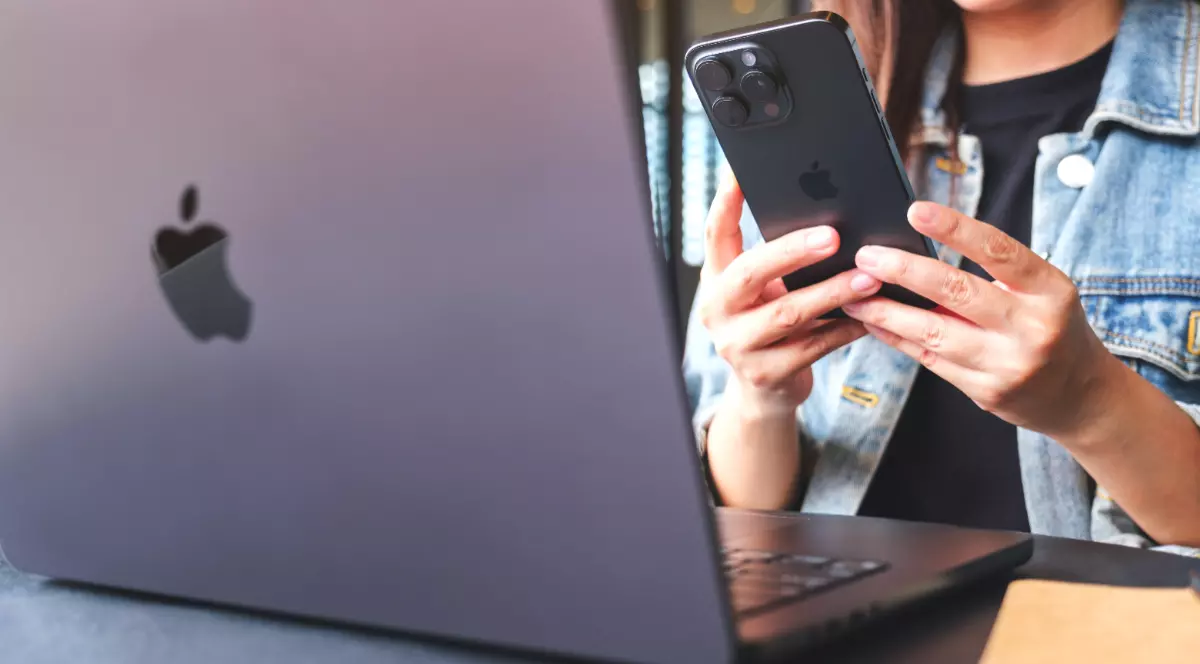 În imagine sunt ilustrate un laptop și un telefon Apple