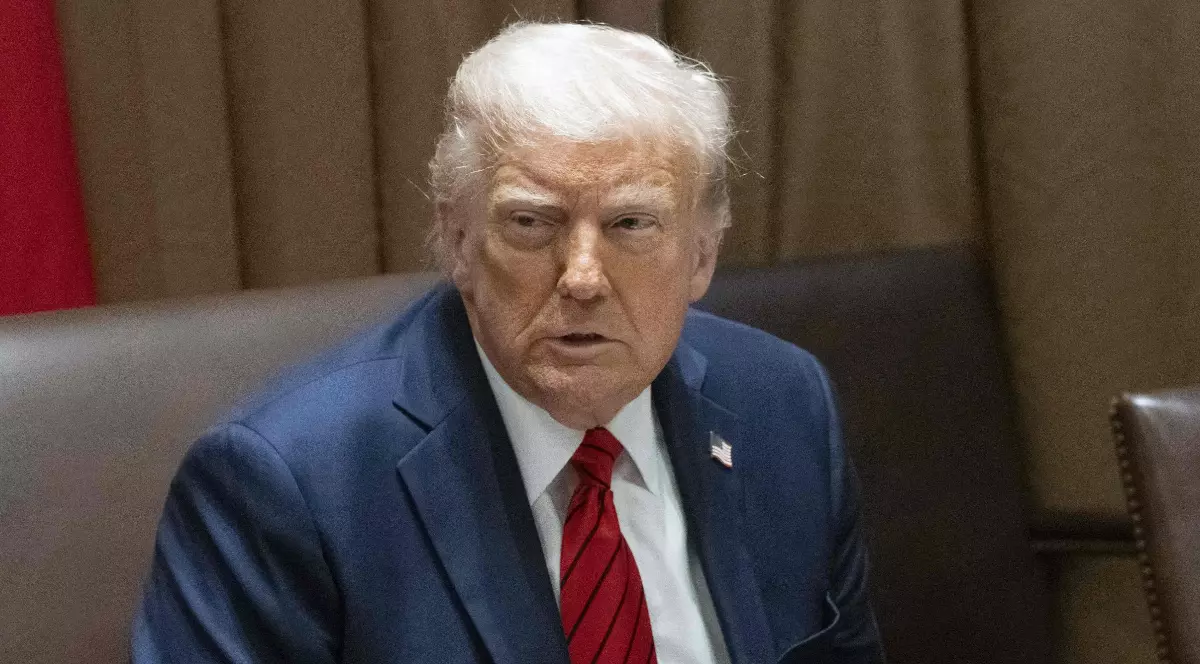 În imagine este ilustrat Donald Trump, îmbrăcat în costum albastru închis, cămașă albă și cravată roșie