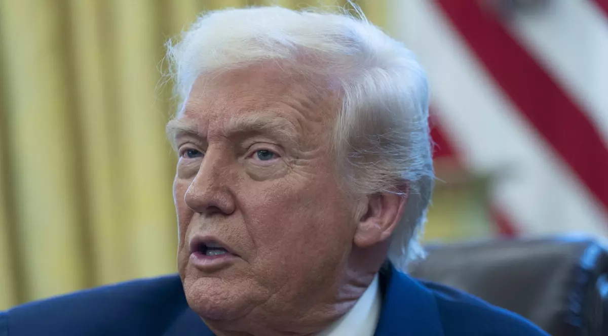 Donald Trump surprins în Biroul Oval, cu gura întredeschisă