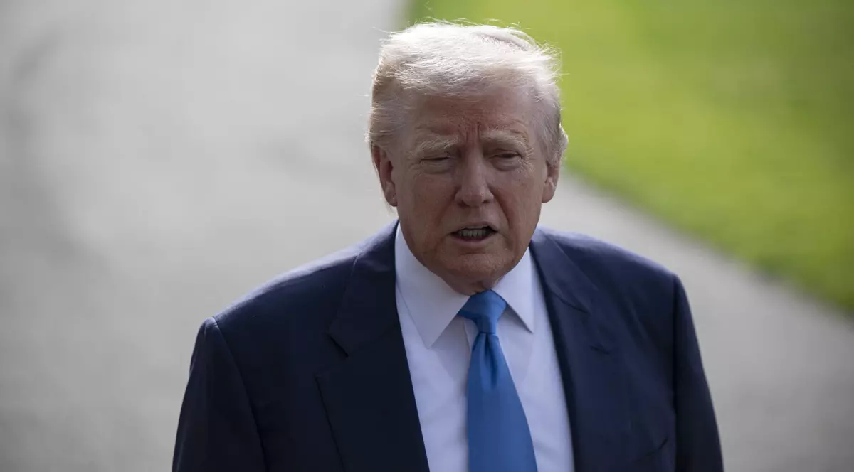 Donald Trump surprins afară, înainte de a pleca spre Vatican pentru a participa la funeraliile Papei Francisc, pe 26 aprilie 2025.