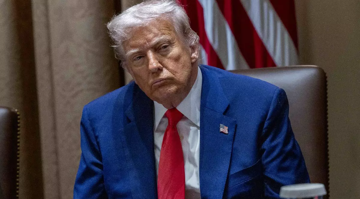 Președintele SUA, Donald J. Trump, ascultă comentariile în timpul unei reuniuni a Cabinetului în Sala Cabinetului de la Casa Albă din Washington, DC, SUA, 10 aprilie 2025.