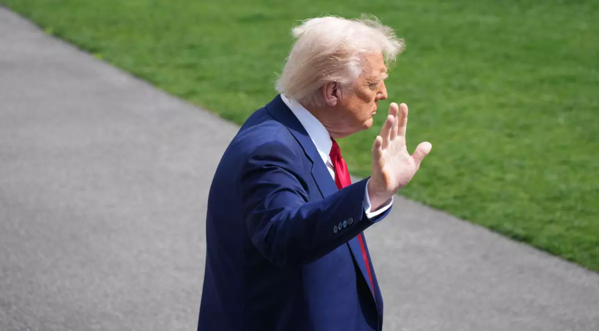 donald trump plecând de la Casa Albă după o conferință de presă, 3 aprilie 2025