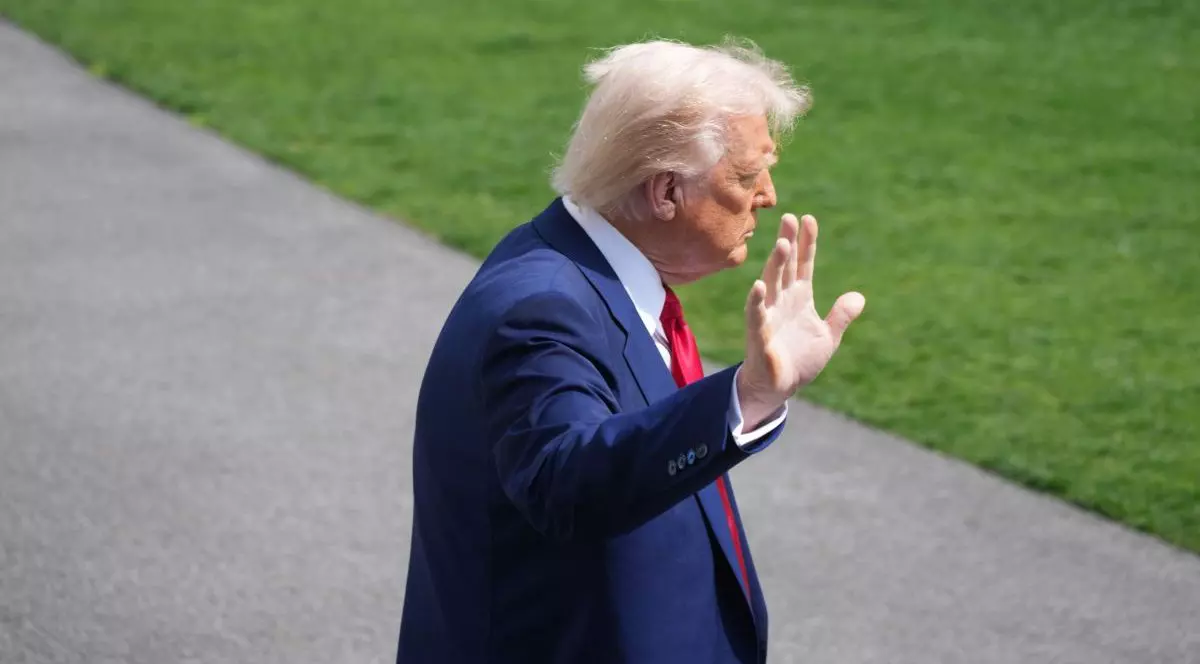 Președintele american Donald Trump pleacă și face cu mâna, după ce a vorbit cu presa la Casa Albă, 3 aprilie 2025, SUA, Washington