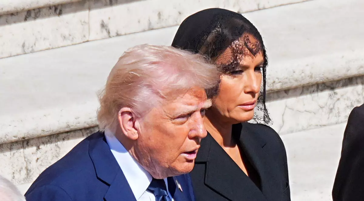 Donald Trump (stânga, îmbrăcat în costum albastru și cu cămașă albă), alături de soția sa, Melania (îmbrăcată în negru), la funeraliile Papei Francisc Foto: Hepta