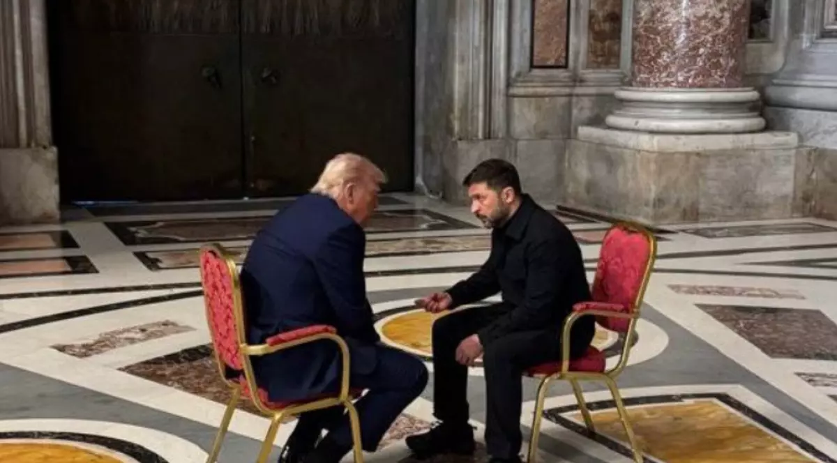 Donald Trump (stânga) și Volodimir Zelenski discută în Bazilica Sfântul Petru, așezați pe două scaune roșii, în marja funeraliilor Papei Francisc Foto: Hepta