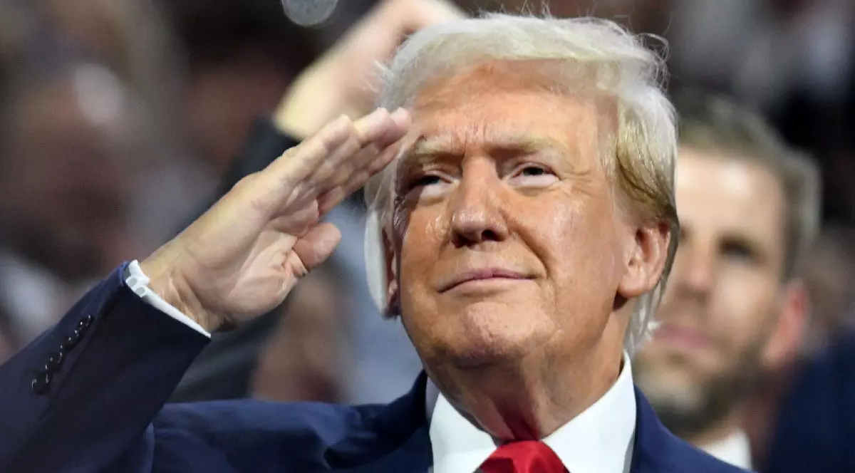 Donald Trump cu mâna la cap, în semn de respect, bandajat la urechea dreaptă. Trump a venit la Convenția Națională Republicană la Fiserv Forum în Milwaukee, Wisconsin luni 15 iulie 2024 la sfârșitul primei zile a convenției. Urechea dreaptă a lui TRUMP este bandajată după ce a fost zgâriată în timpul tentativei de asasinat de sâmbătă. El a fost nominalizat oficial în timpul sesiunii de după-amiază. Fiul său ERIC TRUMP este în spatele său.