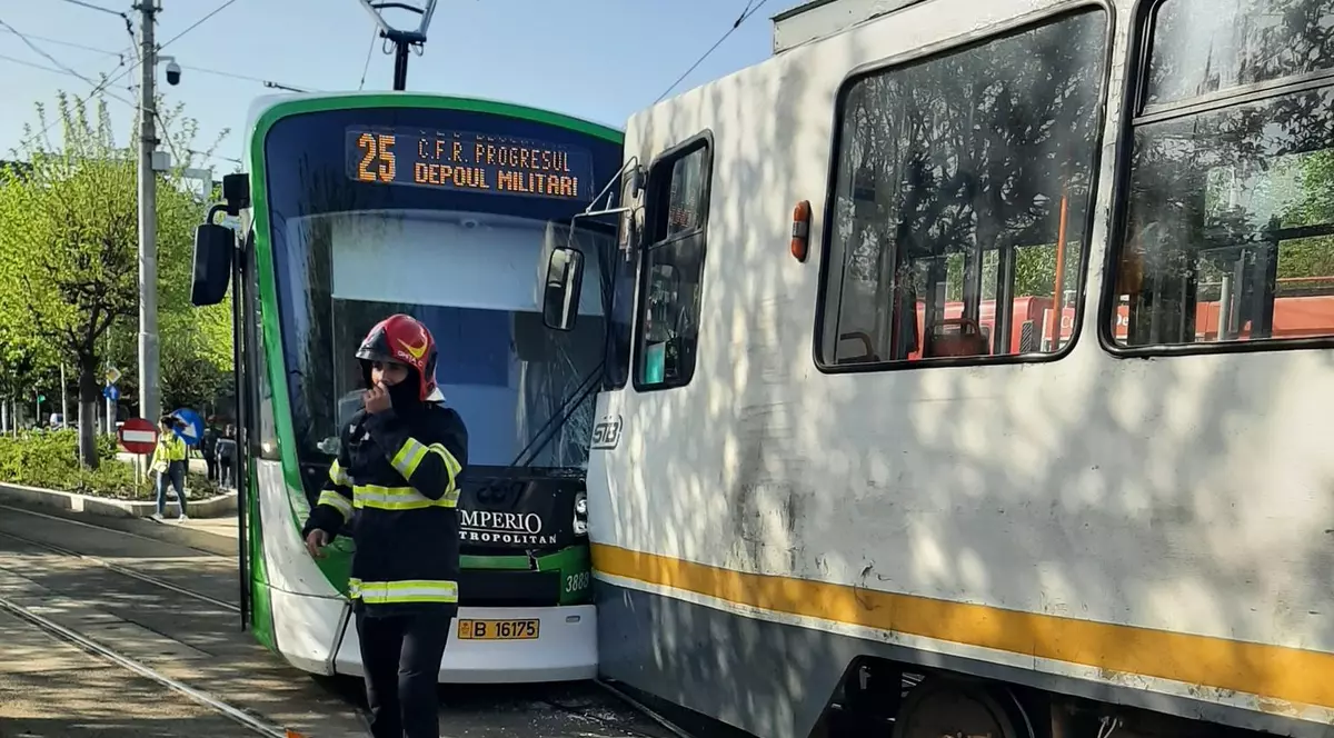 două tramvaie au ajuns pe aceeași linie și s-aau ciocnit frontal