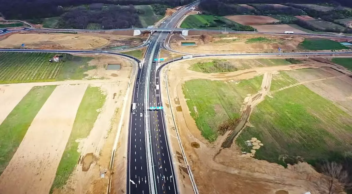 Imagine aeriană drum expres, autostradă, câmpuri verzi pe lângă