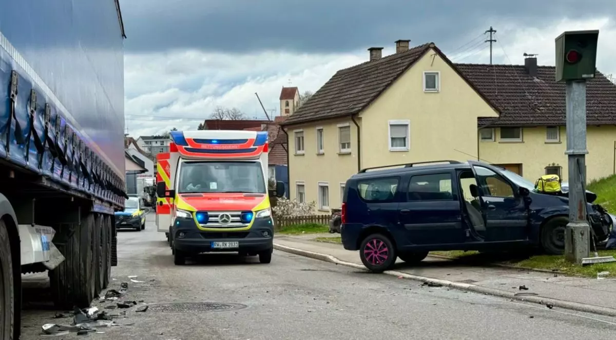 O Dacie neagră, dubă, a lovit camionul condus de un șofer român, pe o șosea din Germania. Doi copii de 5 și 6 ani în stare gravă, ambulanța este la fața locului, 15 aprilie 2025