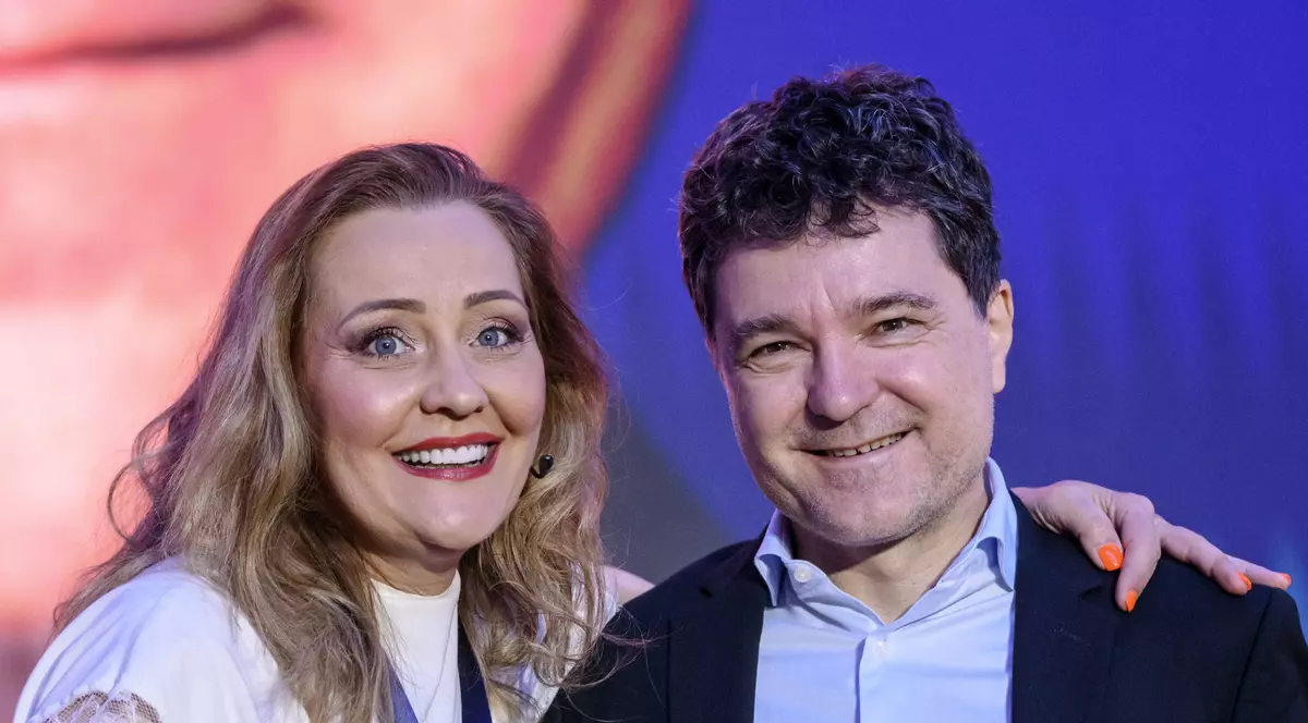 Poză cu Elena Lasconi (stânga) și Nicușor Dan (dreapta). Lasconi îl ține în brațe pe Nicușor Dan, în timpul unui eveniment pentru pentru desemnarea candidatului USR la alegerile prezidentiale. Poza a fost făcută la 29 iunie 2024.
