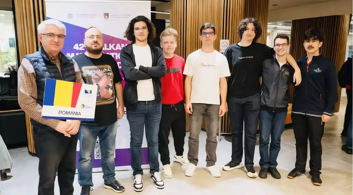 Un grup de opt persoane, în stânga doi adulți, în dreapta șase adolescenși elevi