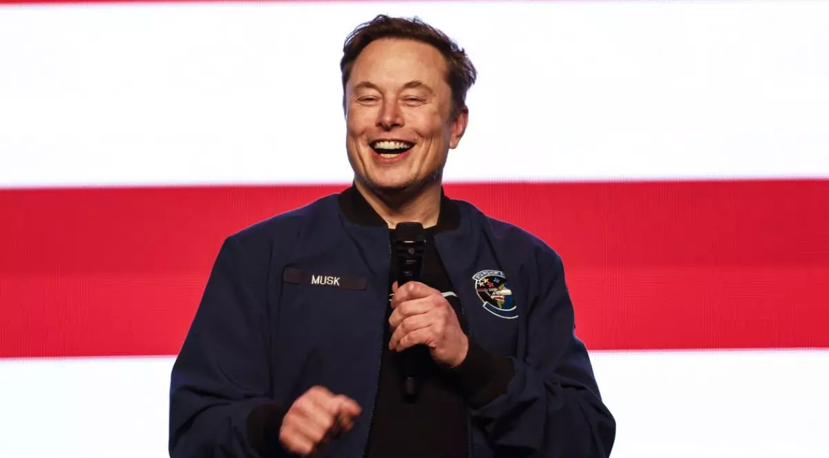 Elon Musk râde pe scenă, duminică, 30 martie 2025, în Green Bay, Wisconsin