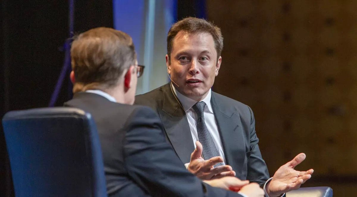 Elon Musk gesticulează în timpul unui interviu