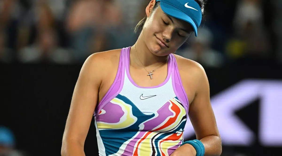 Emma Răducanu în timpul unui meci de tenis din 2023, nemulțumită.
