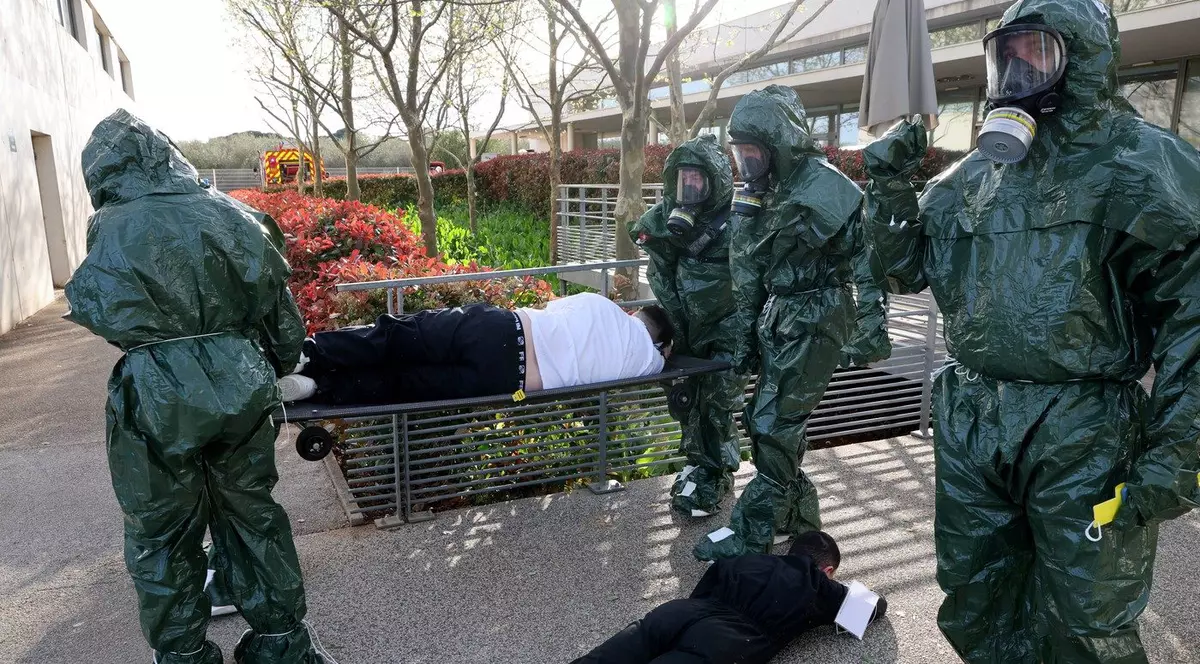 Exercițiu de protecție civilă în caz de atacuri chimice la un liceu din Franța Foto: Profimedia