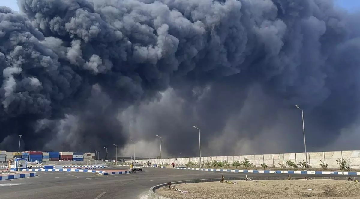 Un fum negru și dens se ridică pe cer după o explozie masivă care a zguduit un port din apropierea orașului portuar Bandar Abbas, din sudul Iranului, sâmbătă, 26 aprilie 2025.