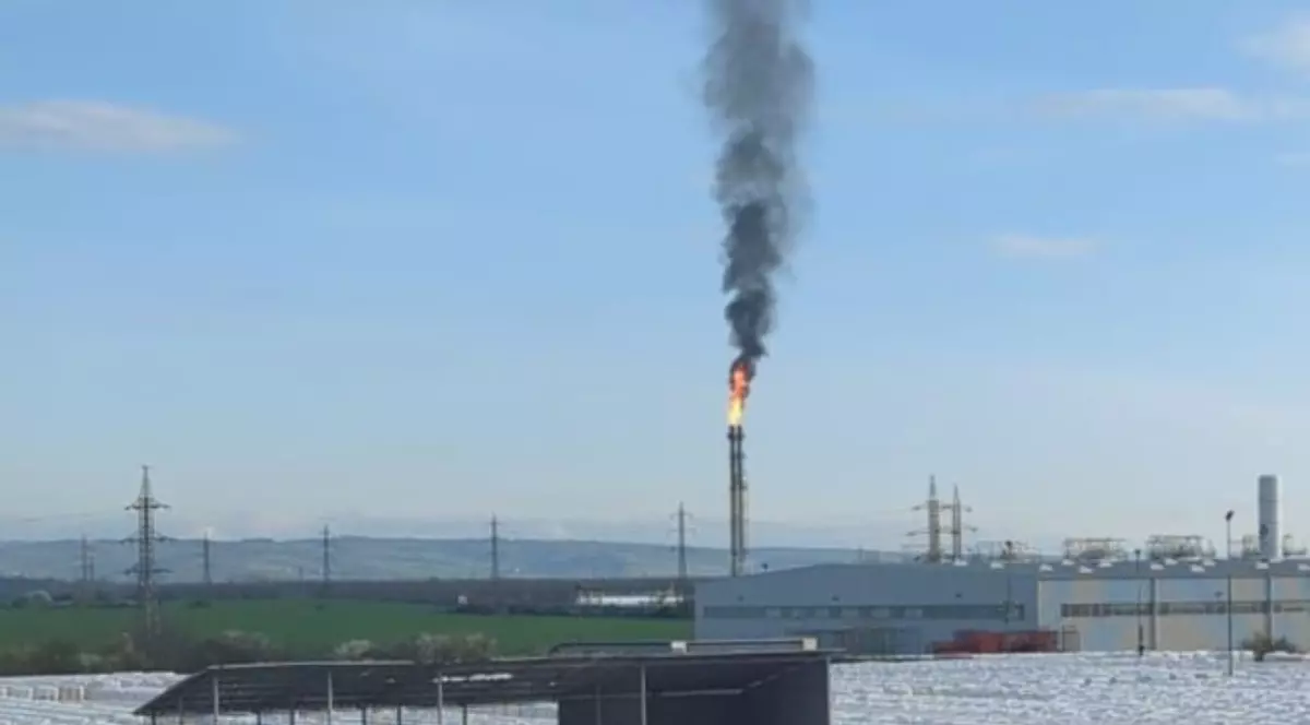 Imagine cu facla rafinăriei Petrotel Lukoil