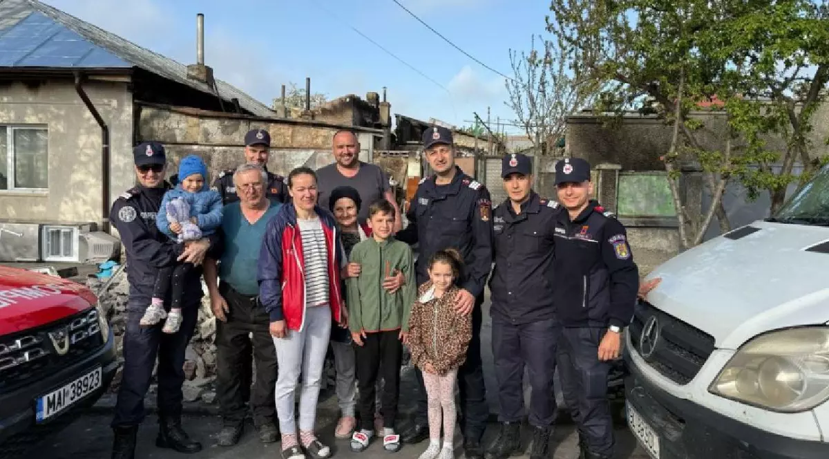 Pompierii gălățeni le-au salvat, apoi au strâns bani pentru cele două familii care au rămas fără case după un incendiu devastator