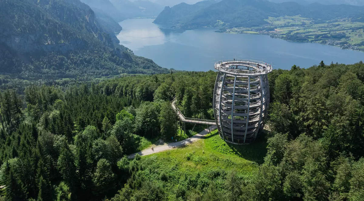 Imagine din stațiunea Grunberg, munți și un lac pe fundal