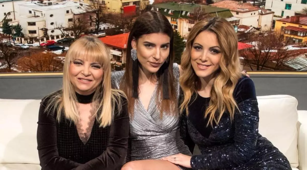 Florina Constantinescu (dreapta), alături de Ioana Voicu (în centru) și Nuami Dinescu (stânga)