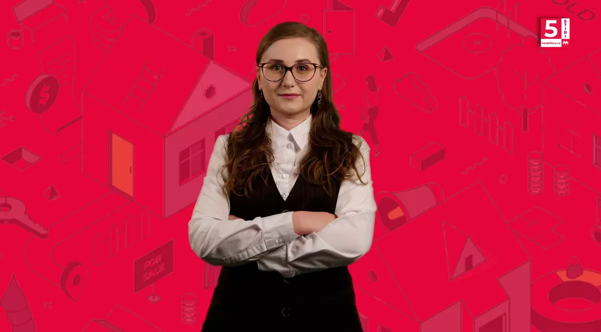 Corina Vârlan, gazda 5 știri Imobiliare.ro, cu un fundal roșu în spate și mâinile încrucișate