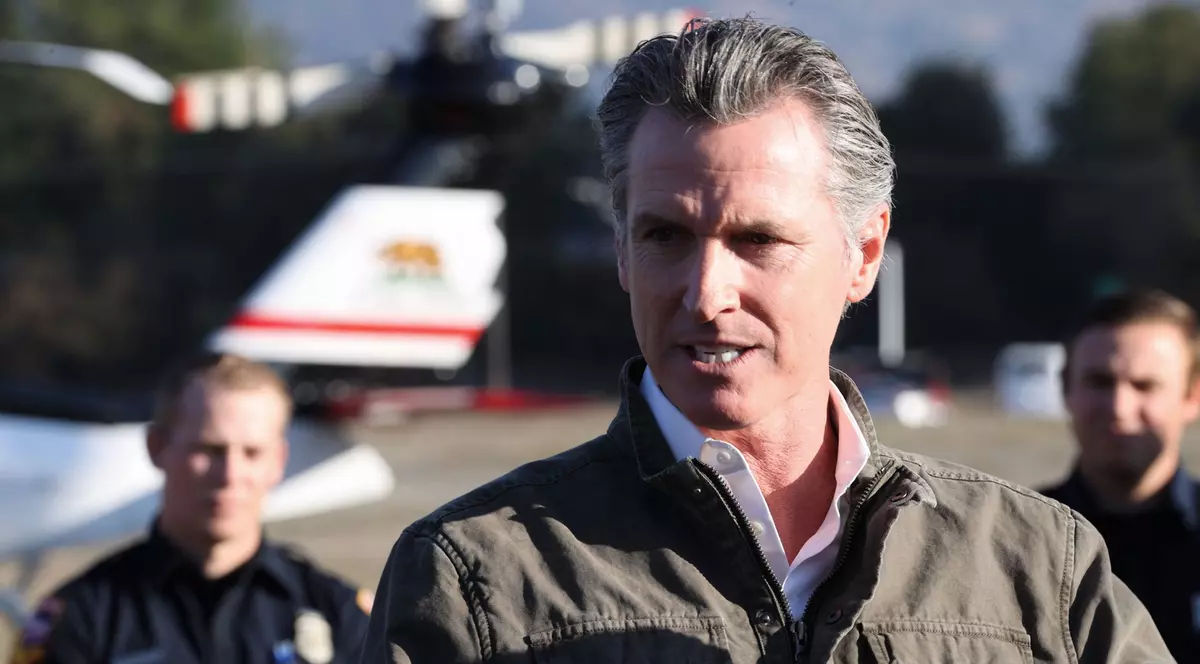 Guvernatorul Californiei Gavin Newsom, într-o cămașă verde închis