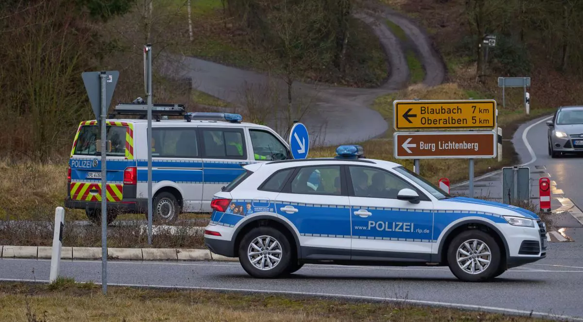 Un român a schimbat locul la volan cu șoferița, în mers și când avea viteză, ca să scape de poliție, în Elveția