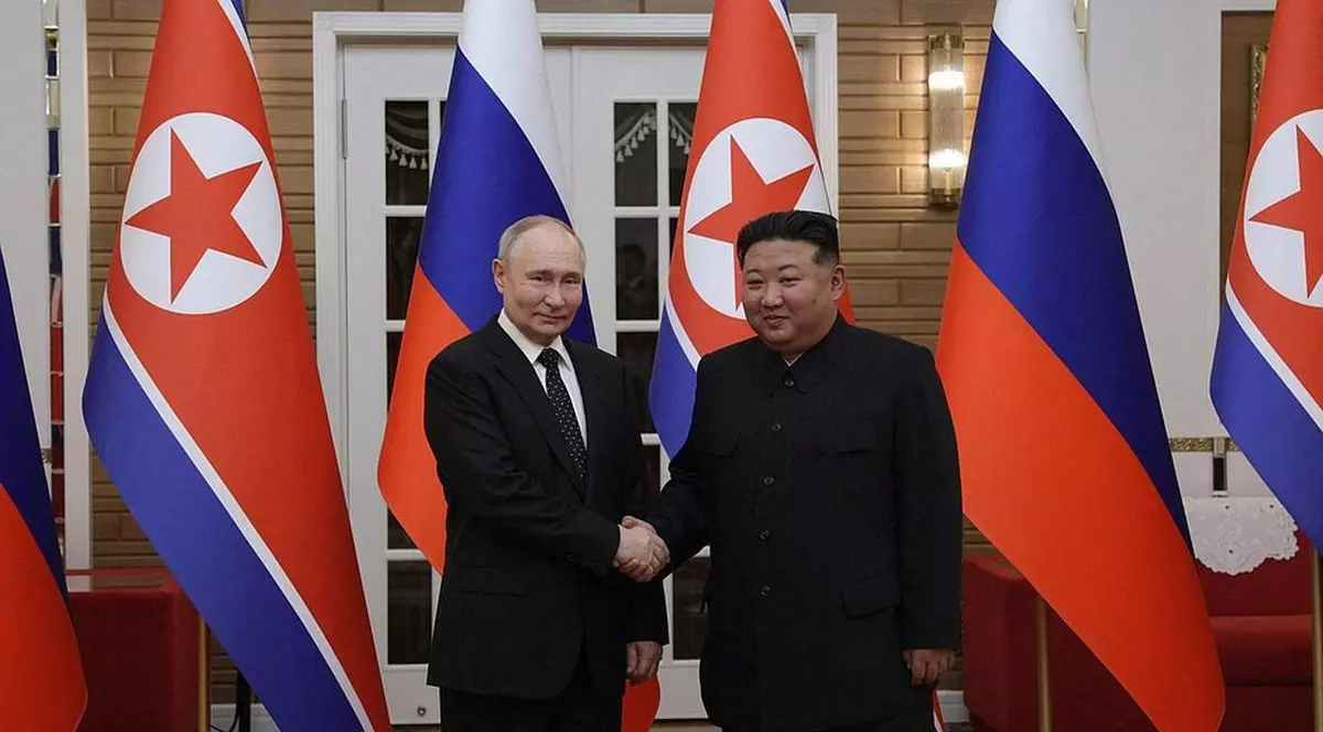 Președintele rus Vladimir Putin (stânga) dă mâna cu liderul nord-coreean, Kim Jong-un