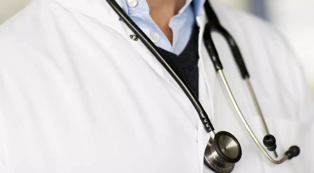 Un medic purtând un stetoscop