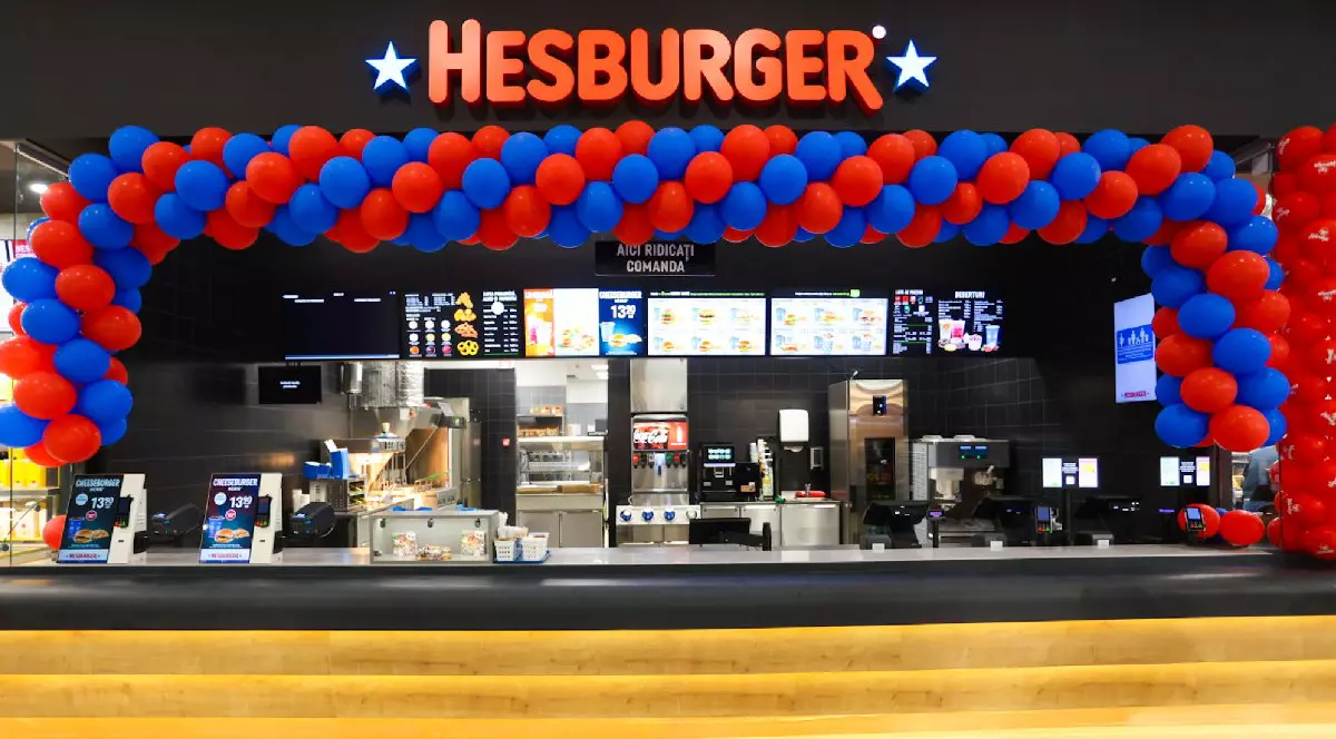 Fast food-ul Hesburger, deschidere, decorat cu o ghirlandă de baloane roșii și albastre