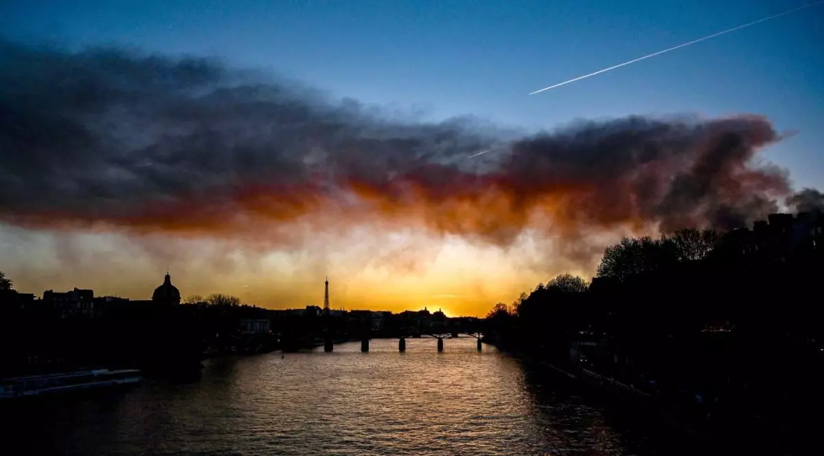Incendiu la Paris, în apropiere de clădirea tribunalului. Un centru de triaj a fost mistuit de flăcări, degajări mari de fum peste Sena
