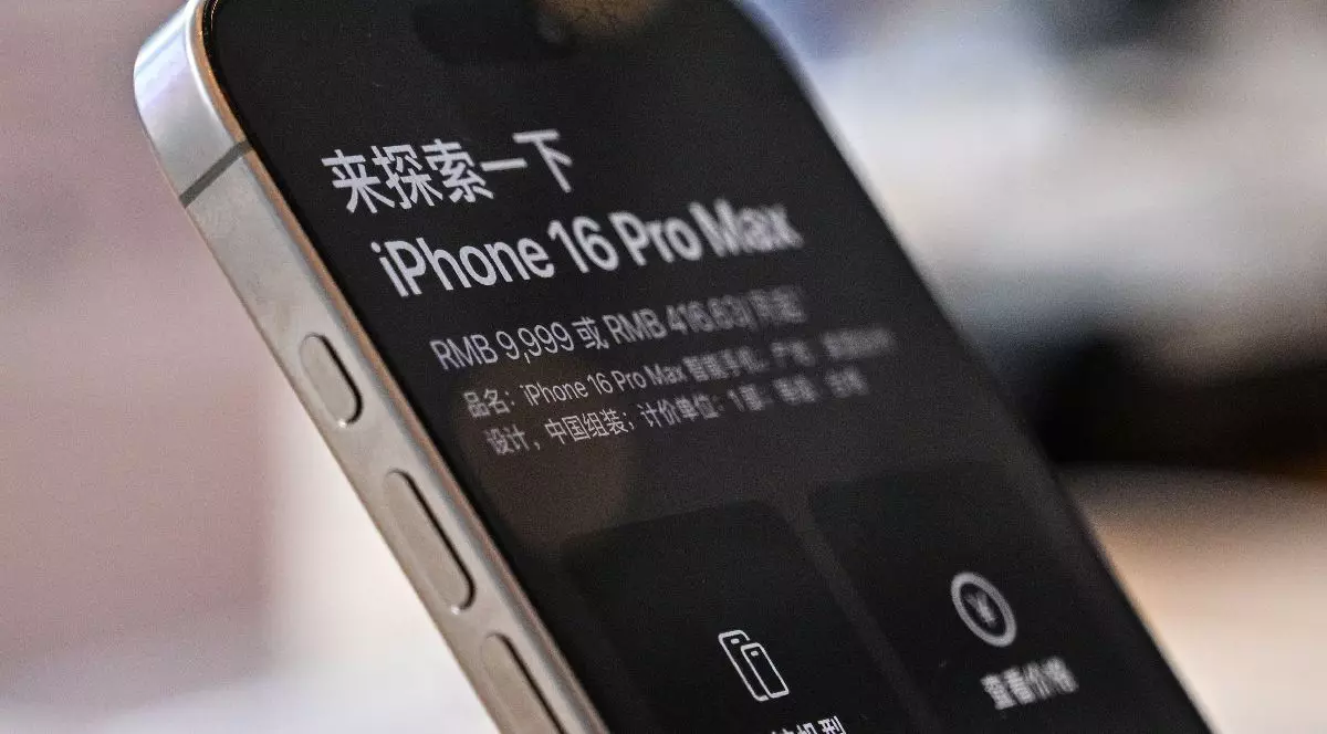 Un iPhone 16 Pro Max expus la vânzare într-un magazin din China.