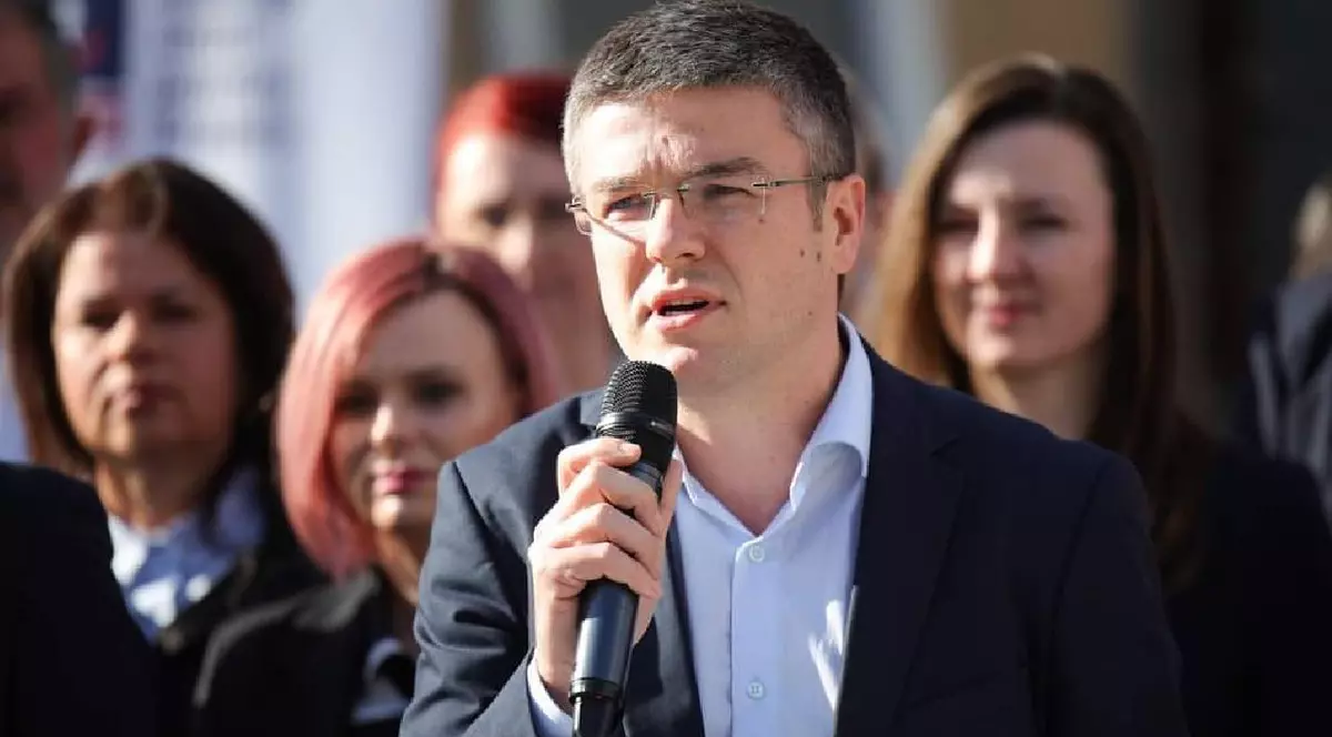 Un senator USR se autosuspendă din partid pentru a-i putea face campanie lui Nicușor Dan la alegerile prezidențiale