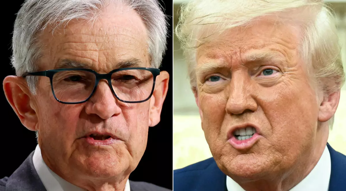 În stânga este Jerome Powell, în sacou negru și cămașă albă, iar în dreapta este Donald Trump, în sacou albastru închis, cămașă albă și cravată roșie