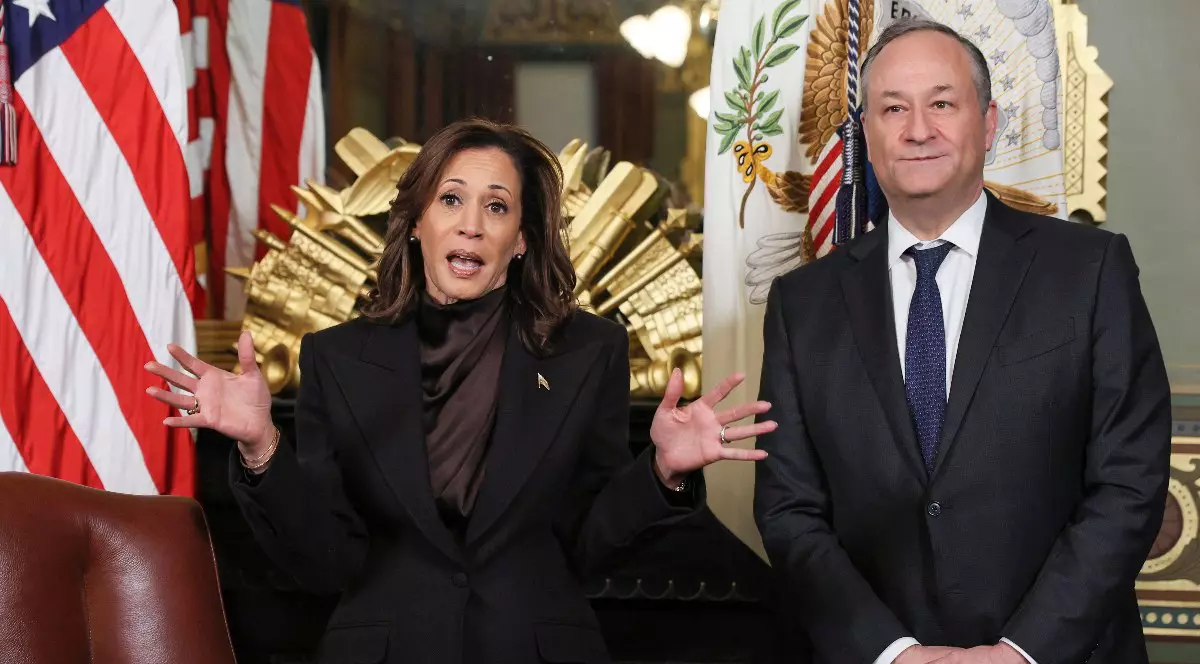 Vicepreședintele Kamala Harris se adresează personalului său și presei în timp ce ia parte la o ceremonie de semnare a unui birou la Eisenhower Executive Office Building joi, 16 ianuarie 2025, în Washington DC. Alături de Doug Emhoff, al doilea gentleman, vicepreședintele Kamala Harris ia parte la o ceremonie care a fost observată încă din timpul administrației Ford, dar care datează de fapt din anii 1940. Biroul conține, de asemenea, semnăturile președinților Truman, Eisenhower și Johnson.