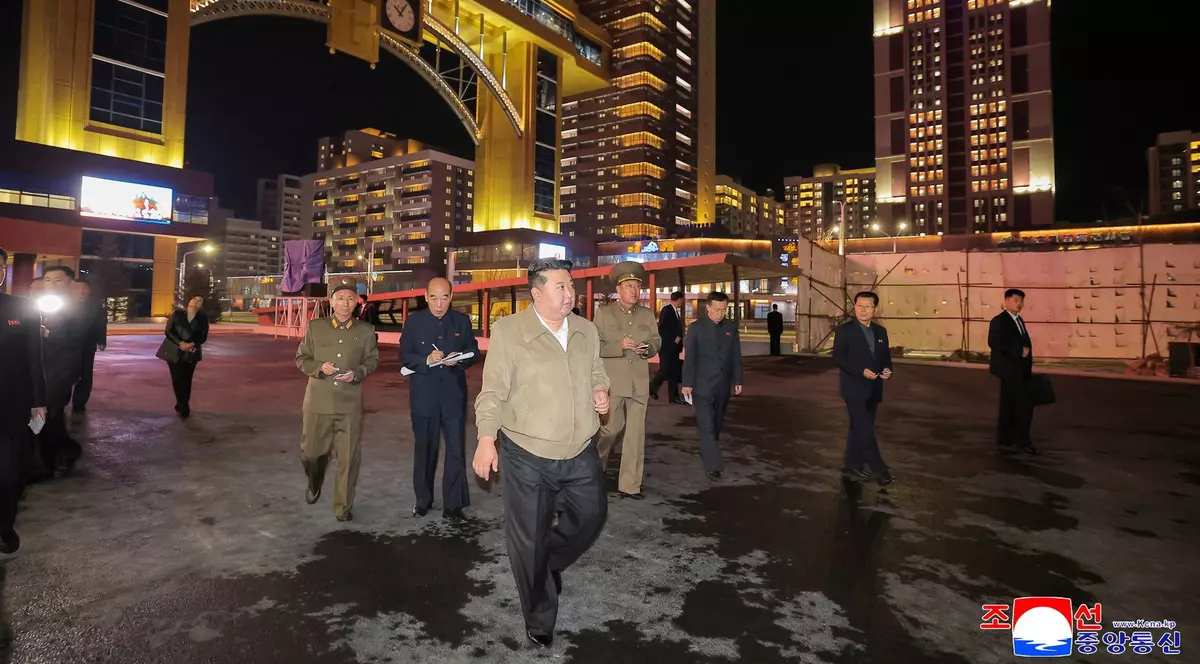 Kim Jong Un surprins în timp ce inspecta clădirile ridicate într-un cartier nou din Phenian