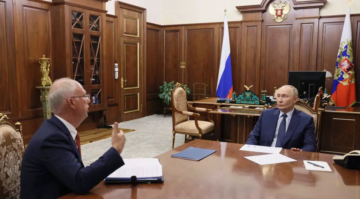 Kirill Dmitriev (primul din imagine) și Vladimir Putin, în timpul unei discuții Foto: Profimedia