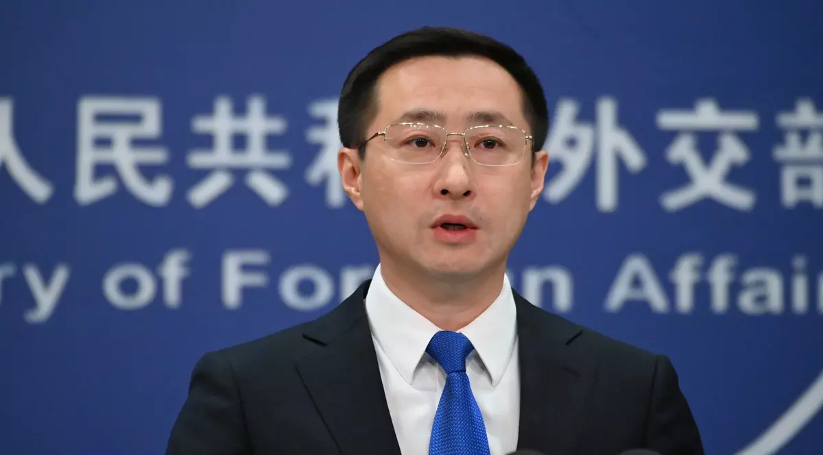 Lin Jian, purtător de cuvânt al Ministerului chinez de Externe, surprins în timp ce vorbește la o conferință de presă