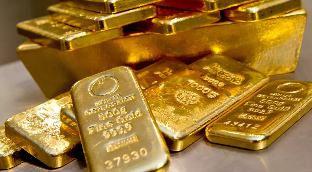 Lingouri de aur de diferite dimensiuni se află într-un seif