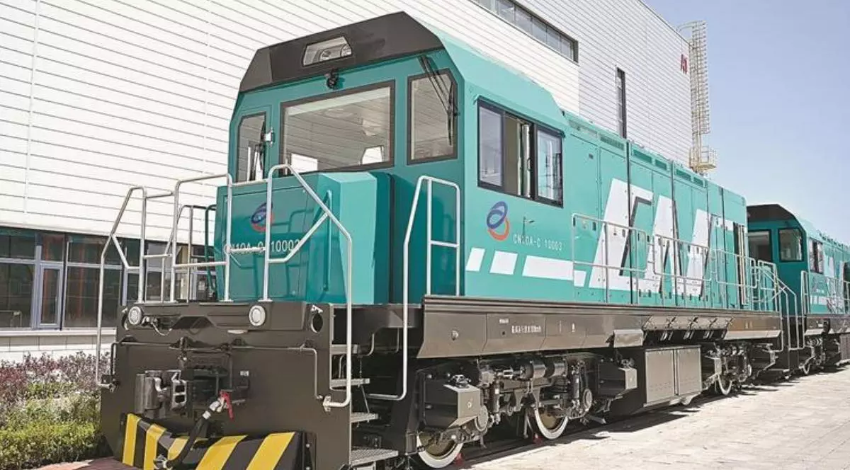 Locomotivă electrică în China de culoare turcoaz cu înscrisuri albe